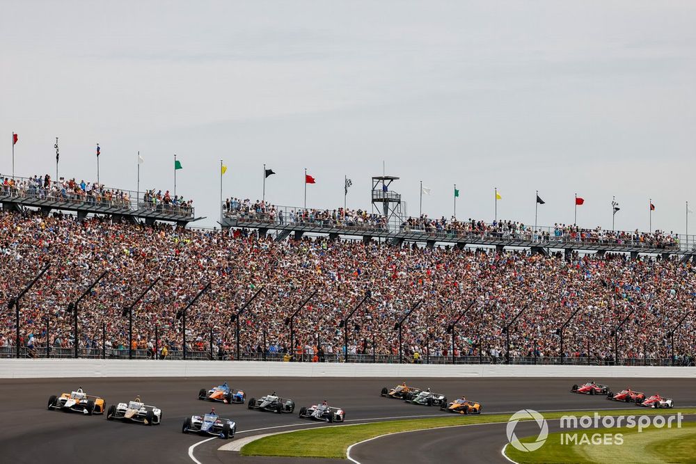 Indy 500'e hızlı ama o kadar da şiddetli olmayan bir başlangıçtı ve yarış sonundaki kaostan önce belirlenen rekor bir tempoydu.