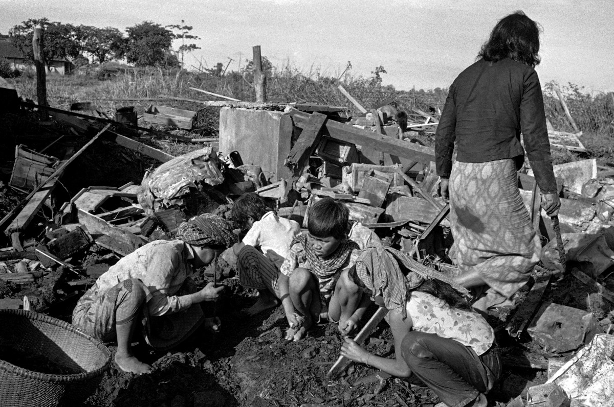 Neak Luong'daki köylüler, 6 Ağustos'ta yanlış yönlendirilmiş ABD bombalama saldırısında vuruldu, 7 Ağustos 1973'te cesetleri ve eşyaları bulmak için enkazı kazıyor. (AP Fotoğrafı)