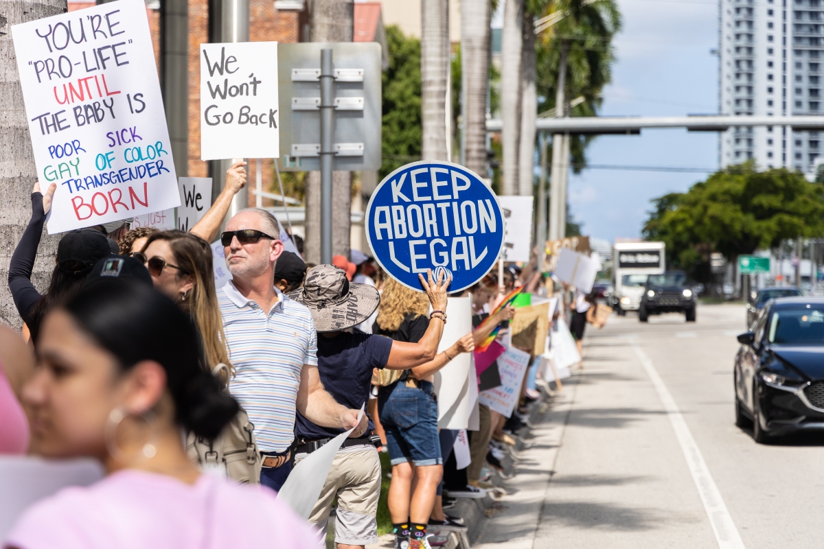 FORT LAUDERDALE, FLORIDA - 13 TEMMUZ: Bir kürtaj hakları aktivisti, kürtaja erişimi destekleyen bir protestoda bir pankart tutuyor, 13 Temmuz 2022'de Oylamayı Yürütmek ve Floridalı Politikacılara Kürtaj Erişiminin Korunması ve Savunulması Gerektiğine Dair Bir Mesaj Göndermek İçin Yürüyüş Fort Lauderdale, Florida'da.  (MoveOn için John Parra/Getty Images tarafından fotoğraf)