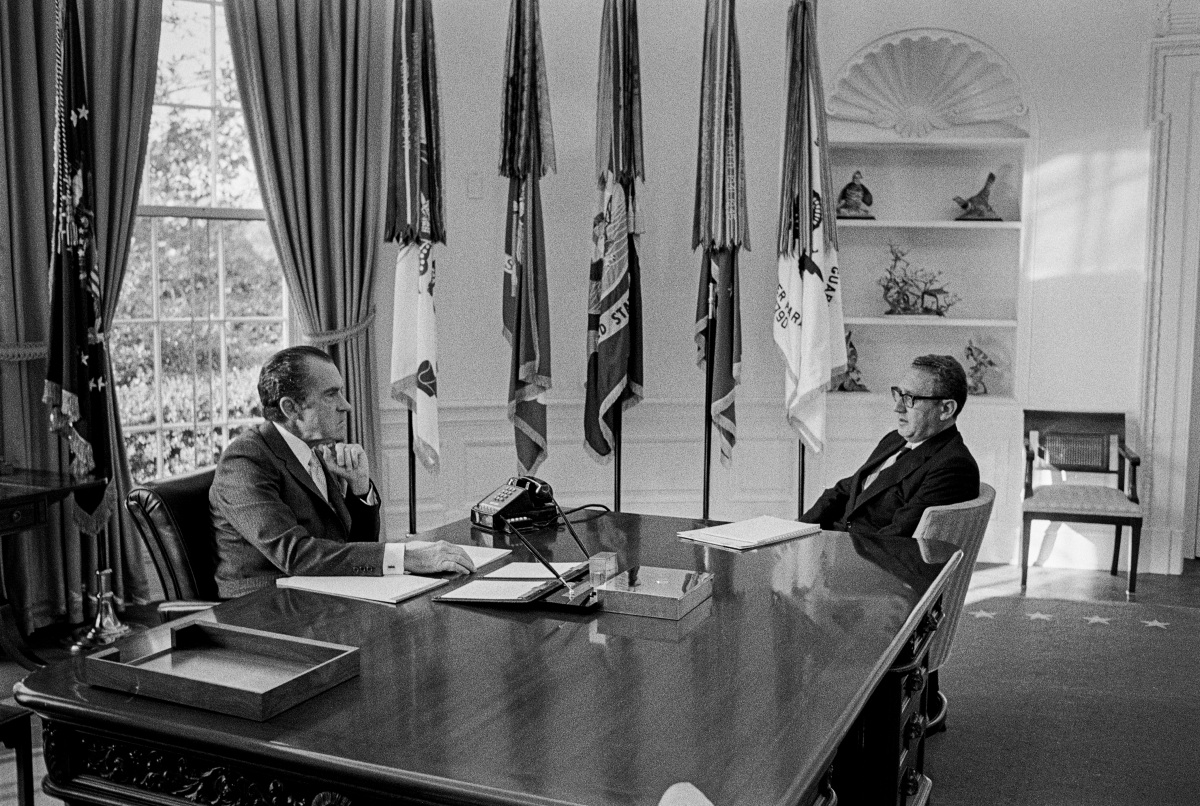 Başkan Richard Nixon, Oval Ofis'te Ulusal Güvenlik İşleri Danışmanı Henry Kissinger ile bir araya geldi.  (Fotoğraf © Wally McNamee/CORBIS/Corbis aracılığıyla Getty Images)
