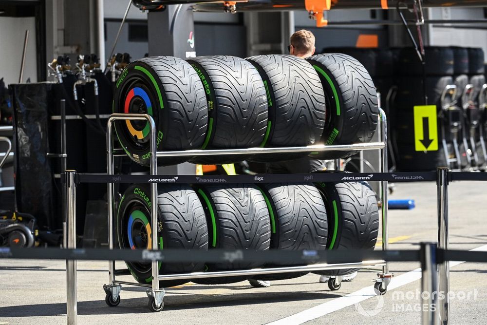 Pirelli lastikleri pit alanından geçiyor