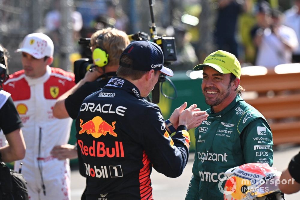Poleman Max Verstappen, Red Bull Racing, Fernando Alonso, Aston Martin F1 Takımı ile Parc Ferme'de konuşuyor