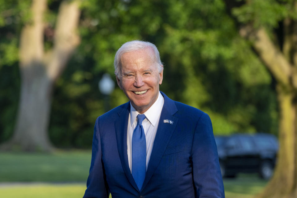 Başkan Joe Biden, 1 Haziran 2023 Perşembe günü Washington'da Beyaz Saray'ın Güney Çimenliğine vardığında Marine One'dan yürürken gülümsüyor.  Biden, Colorado'dan dönüyor.  (AP Fotoğrafı/Alex Brandon)