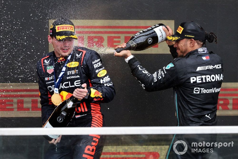 Max Verstappen, Red Bull Racing, 1. sıra, Lewis Hamilton, Mercedes-AMG, 3. sıra, podyumda şampanya spreyi