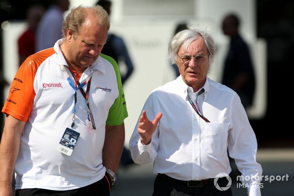 Bernie Ecclestone (GBR) F1 Supremo, Robert Fernley (GBR) Force India F1 takım patronu ile konuşuyor