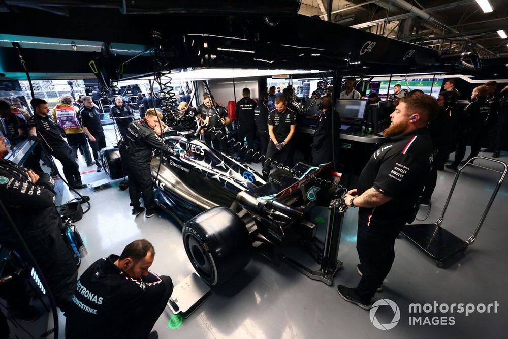 George Russell, Mercedes F1 W14 ile garajda mekanik