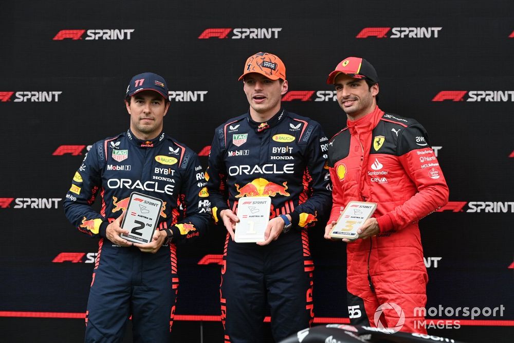 Sergio Perez, Red Bull Racing, 2. sıra, Max Verstappen, Red Bull Racing, 1. sıra, Carlos Sainz, Scuderia Ferrari, 3. sıra, Sprint kupalarıyla